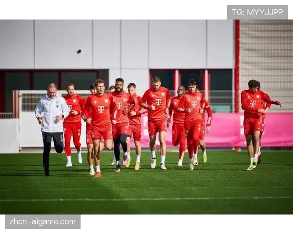 镜头捕捉：拜仁主帅图赫尔因抗议判罚，被主裁判出示黄牌警告